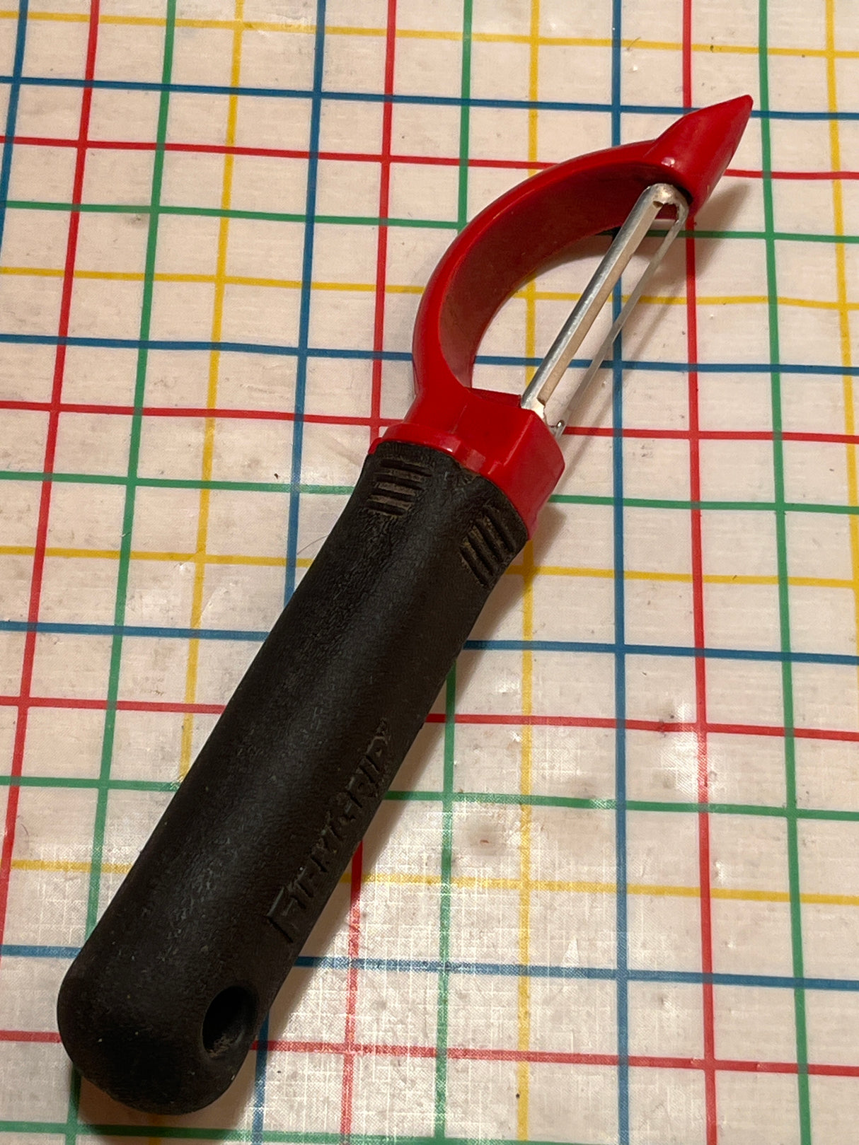 Food peeler with swiveling blade - stainless steel blade and plastic handle - Firm Grip