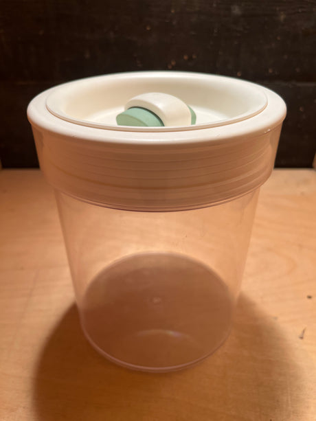 Food storage container with vacuum seal lid - 1.6L clear plastic from Click Clack, featuring a white lid with a green-accented toggle for airtight sealing.