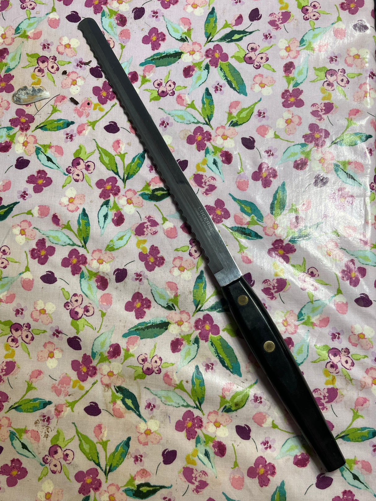9" serrated bread knife - stainless steel with black bakelite handle - vintage Lucerne
