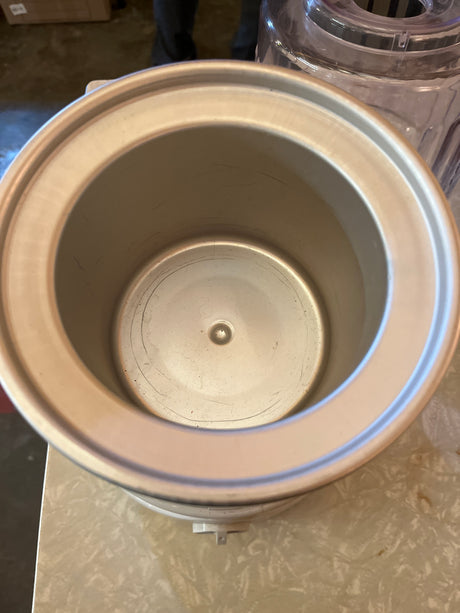 Automatic ice cream maker - Deni 5100: View of empty aluminum freezer bowl, clear lid aside, ready for freezing to churn homemade frozen desserts.