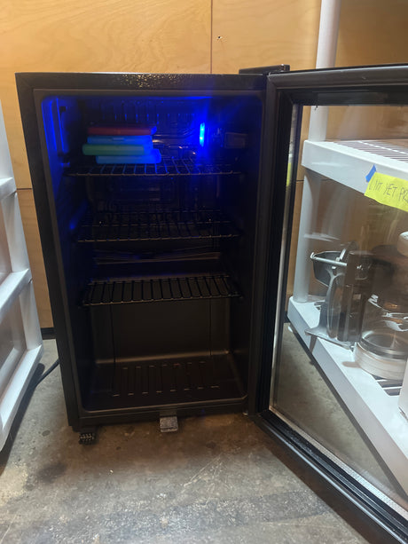 Minifridge for beverages with glass door, featuring three adjustable wire racks for organized storage and adjustable temperature control for optimal cooling. Sleek, professional design.
