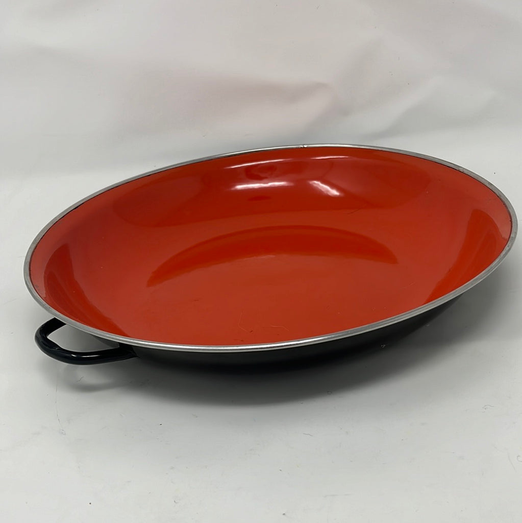 Vintage paella pan with enamel finish, showing minimal wear, ideal for display. Black enamel on the underside, red enamel on the inside. From Spoons Kitchen Exchange.