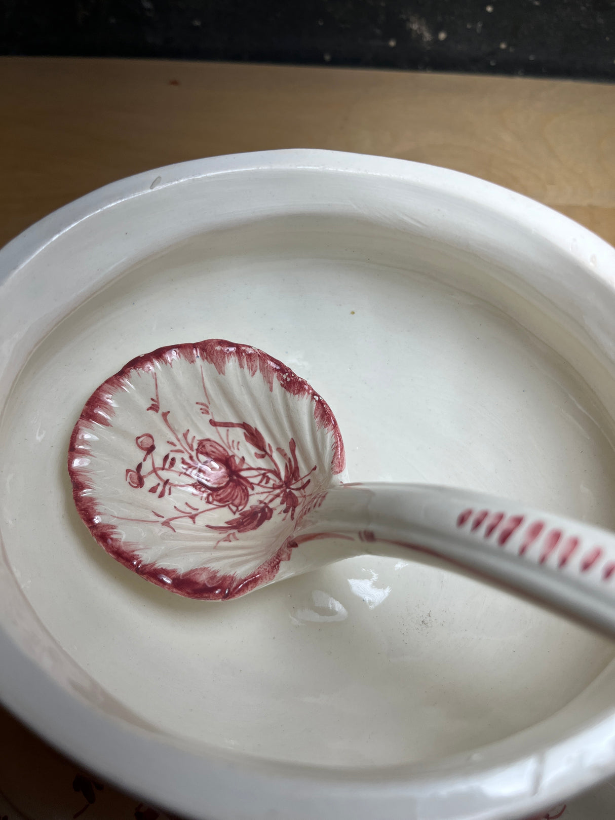 Porcelain soup tureen bowl with lid, underplate, and scalloped ladle, hand-painted with red roses, showcasing Italian craftsmanship and elegance.