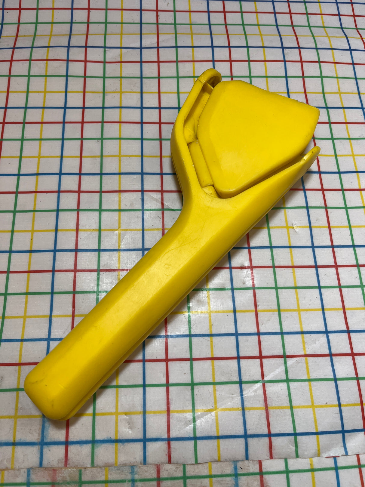 Fluicer (flat citrus juicer) - yellow plastic - Dreamfarm