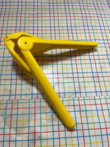 Fluicer (flat citrus juicer) - yellow plastic - Dreamfarm