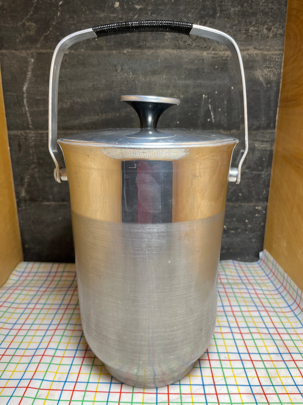 Ice bucket with handle - aluminum and Bakelite - vintage Italian B-509