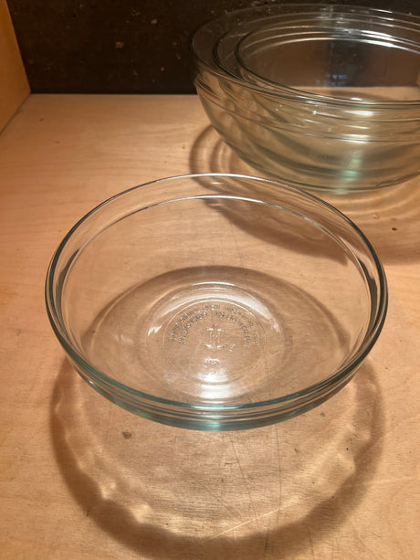 Set of 4 glass mixing bowls - Anchor Hocking, featuring vintage Pyrex-style design with microwave-safe markings, ideal for versatile kitchen tasks.