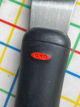 Bent icing knife - stainless steel with black softgrip handle  - OXO Goodgrips