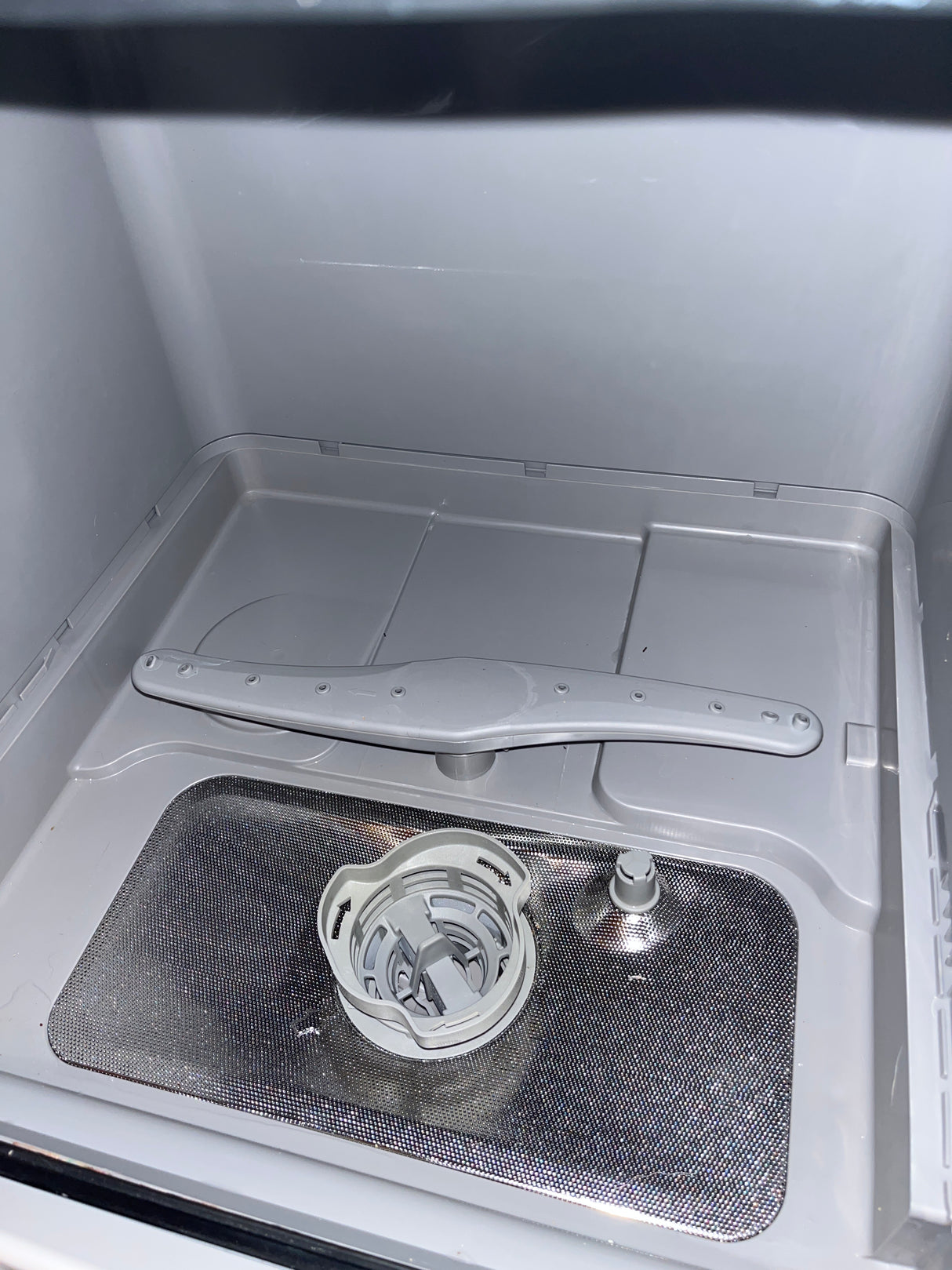 Farberware Professional Portable Dishwasher for small kitchens, featuring a built-in water tank, five wash programs, missing utensil tray and shelf attachment. Perfect for local pickup.