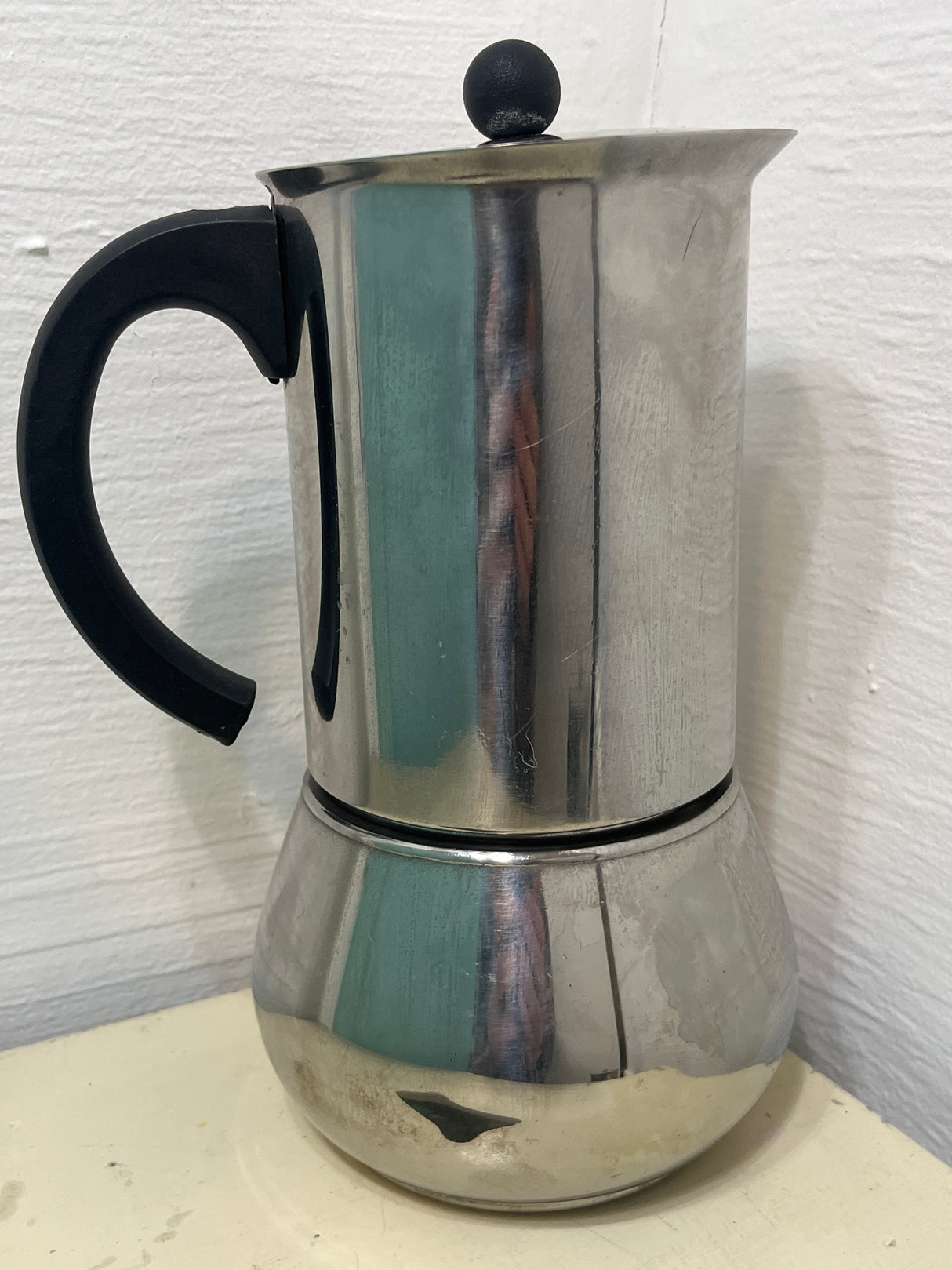 Vev Vigano Carioca 6-cup espresso pot, polished stainless steel, black handle, brass valve; slight lid gap, minor handle wear, compatible with various cooktops.