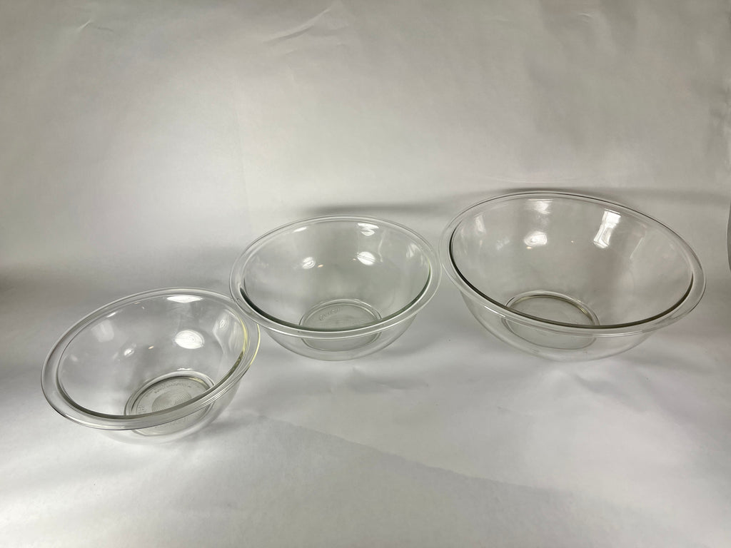 Pyrex mixing bowl stacking set with transparent glass bowls for cooking and baking.